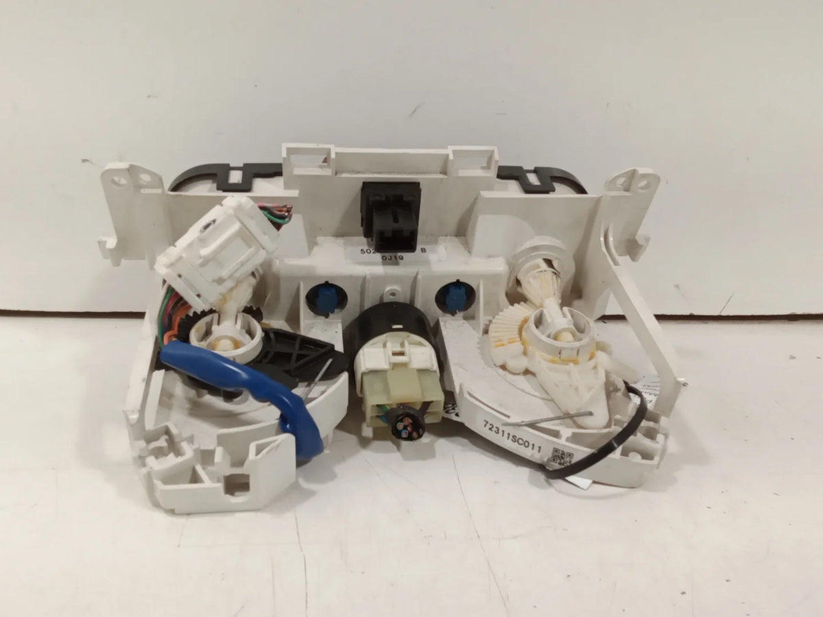 Pre-Owned Subaru Forester HVAC Temperature Control Unit I64578
