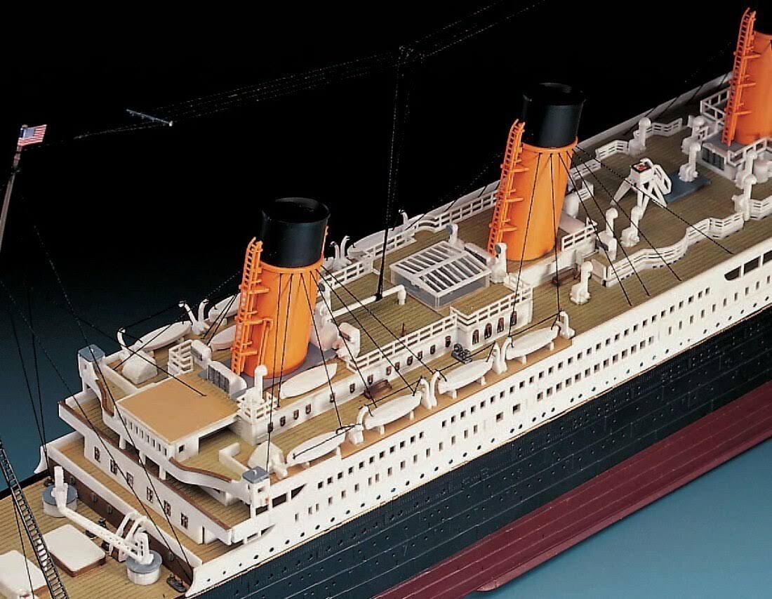 1/400 Scale Plastic Titanic Kit A319553