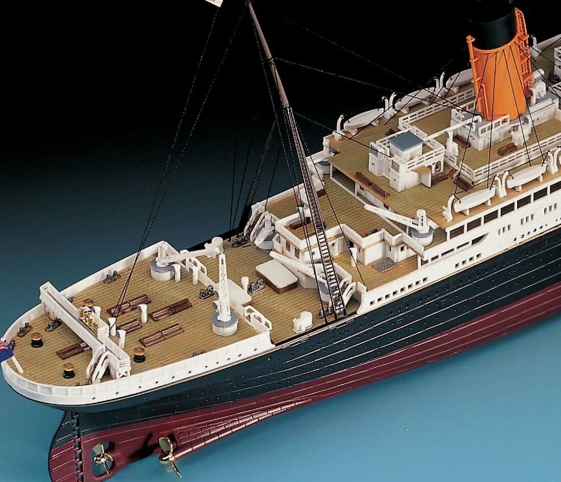 1/400 Scale Plastic Titanic Kit A319553