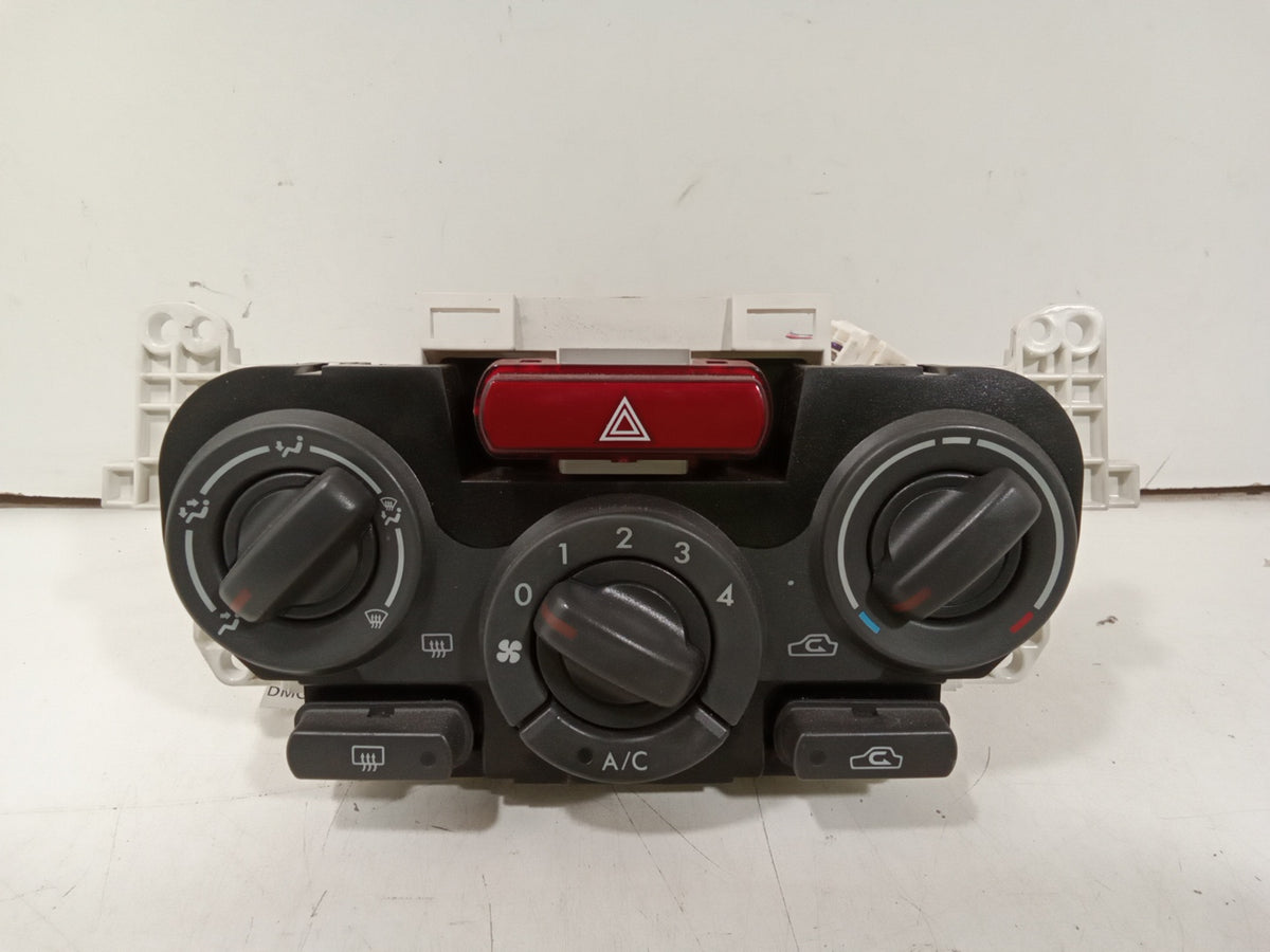 Pre-Owned Subaru Forester HVAC Temperature Control Unit I64578